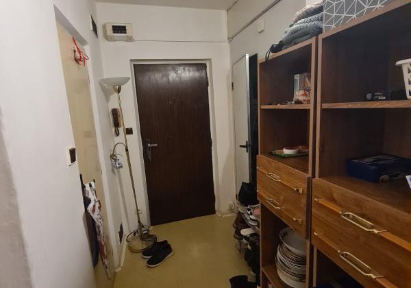 Pôvodný 2-izbový byt s južnou loggiou a nízkymi nákladmi – centrum Brezna - PREDAJ