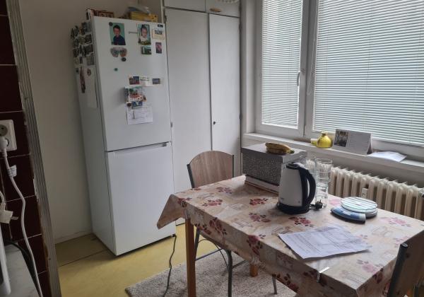 Pôvodný 2-izbový byt s južnou loggiou a nízkymi nákladmi – centrum Brezna - PREDAJ