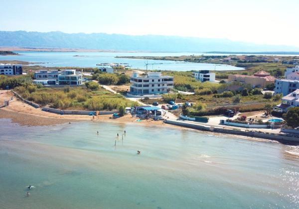 Chorvátsko -Novostavba- Apartmán so záhradou len 50 od mora - Privlaka