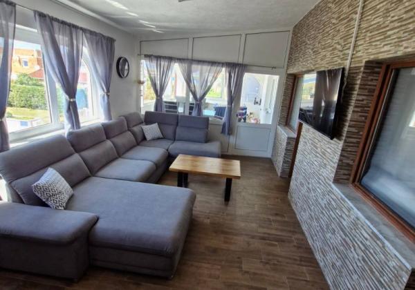 Chorvátsko, ostrov Vir - Na predaj priestranný apartmán s výhľadom na more!