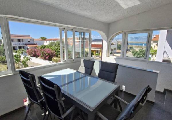 Chorvátsko, ostrov Vir - Na predaj priestranný apartmán s výhľadom na more!