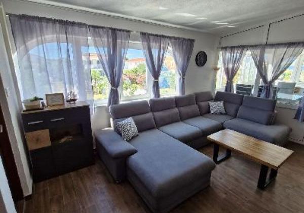 Chorvátsko, ostrov Vir - Na predaj priestranný apartmán s výhľadom na more!