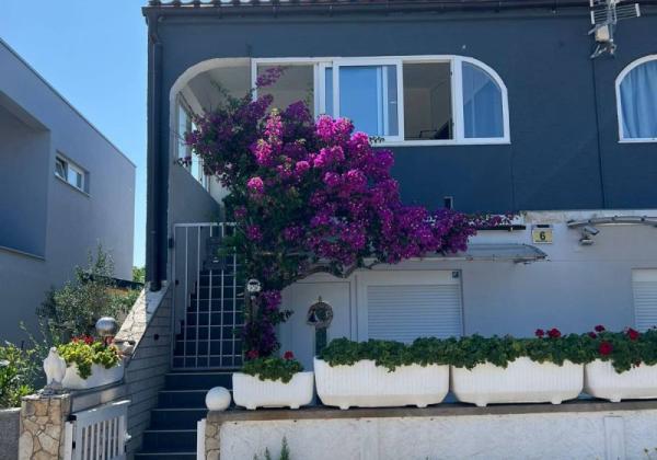 Chorvátsko, ostrov Vir - Na predaj priestranný apartmán s výhľadom na more!