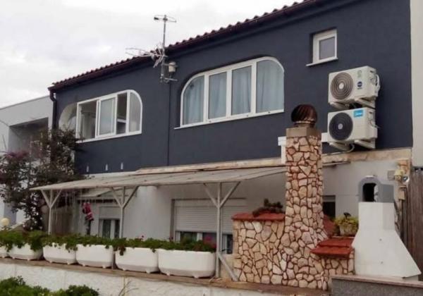 Chorvátsko, ostrov Vir - Na predaj priestranný apartmán s výhľadom na more!