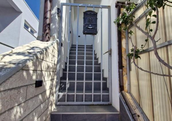 Chorvátsko, ostrov Vir - Na predaj priestranný apartmán s výhľadom na more!