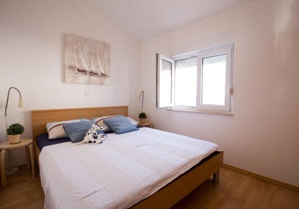 Chorvátsko , Petrčane - Na predaj zariadený apartmán s terasou