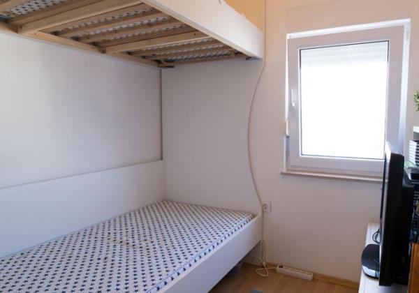 Chorvátsko , Petrčane - Na predaj zariadený apartmán s terasou