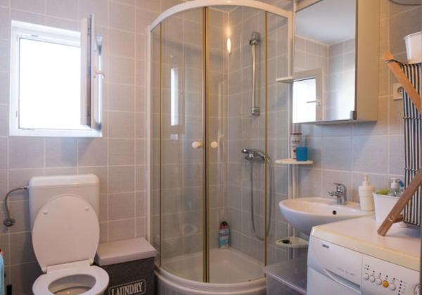 Chorvátsko , Petrčane - Na predaj zariadený apartmán s terasou