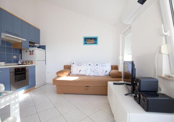 Chorvátsko , Petrčane - Na predaj zariadený apartmán s terasou