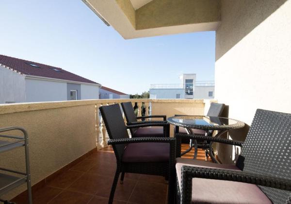 Chorvátsko , Petrčane - Na predaj zariadený apartmán s terasou