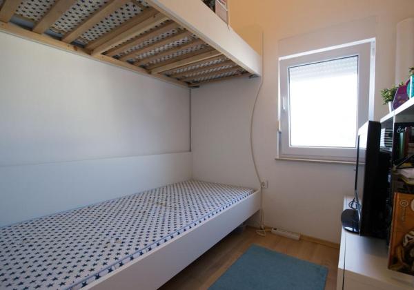 Chorvátsko , Petrčane - Na predaj zariadený apartmán s terasou