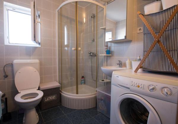 Chorvátsko , Petrčane - Na predaj zariadený apartmán s terasou