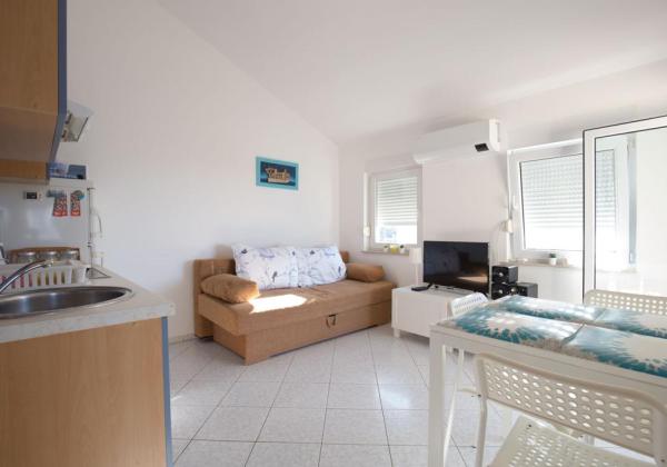 Chorvátsko , Petrčane - Na predaj zariadený apartmán s terasou