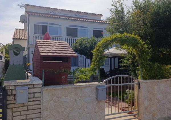 Chorvátsko - Na predaj dom s dvoma apartmánmi len 90 m od mora – Vrsi!