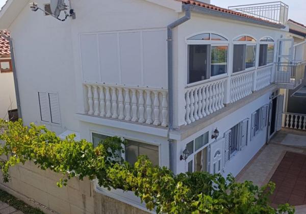 Chorvátsko - Na predaj dom s dvoma apartmánmi len 90 m od mora – Vrsi!