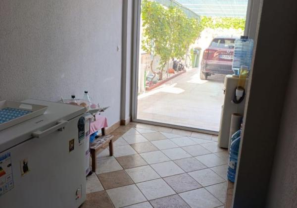 Chorvátsko - Na predaj dom s dvoma apartmánmi len 90 m od mora – Vrsi!