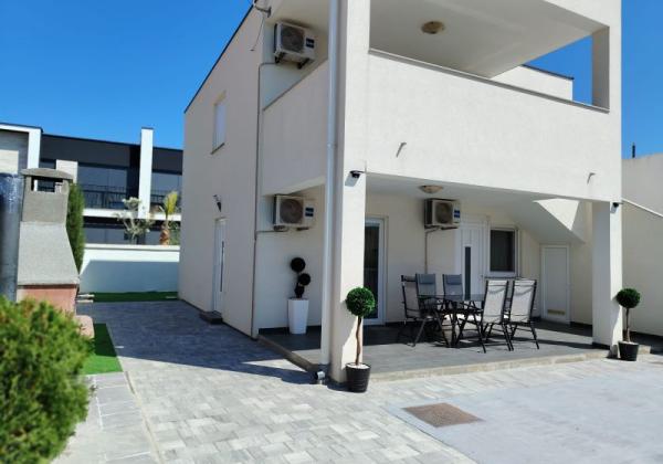 Na predaj dom 3x apartmán len 100m od mora - Chorvátsko -Privlaka