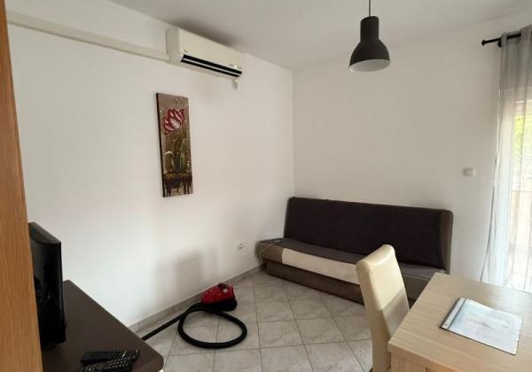 Chorvátsko - Apartmán s dvorom len 300m od mora na ostrove Vir