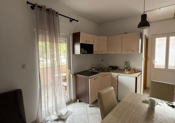 Chorvátsko - Apartmán s dvorom len 300m od mora na ostrove Vir