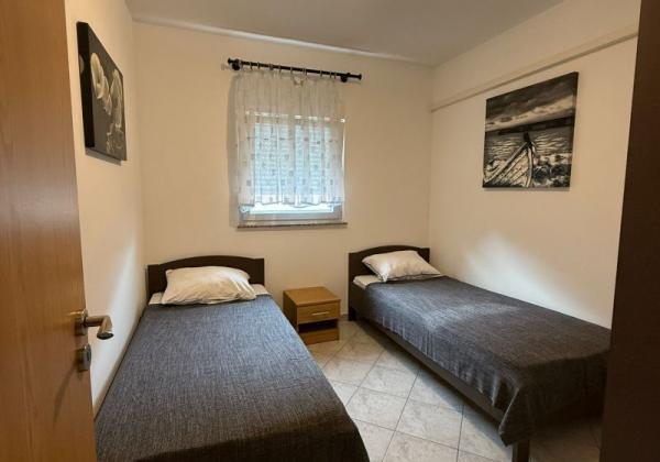 Chorvátsko - Apartmán s dvorom len 300m od mora na ostrove Vir