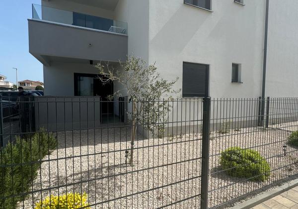 Chorvátsko - Zariadená novostavba so záhradou len 90m od pláže v Privlake