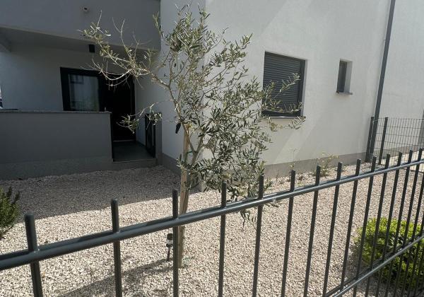 Chorvátsko - Zariadená novostavba so záhradou len 90m od pláže v Privlake