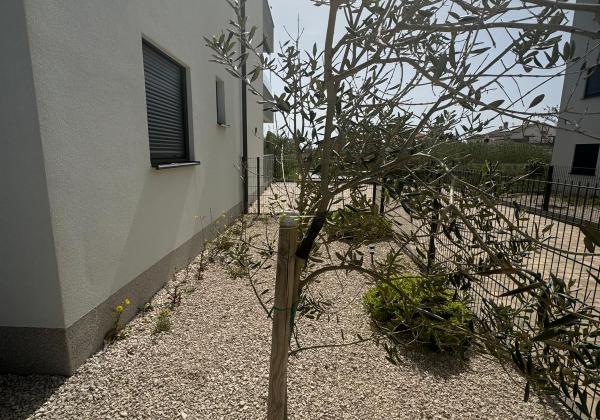 Chorvátsko - Zariadená novostavba so záhradou len 90m od pláže v Privlake