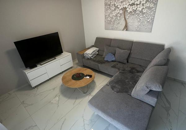 Chorvátsko - Zariadená novostavba so záhradou len 90m od pláže v Privlake