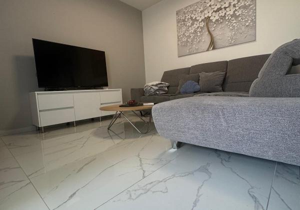 Chorvátsko - Zariadená novostavba so záhradou len 90m od pláže v Privlake