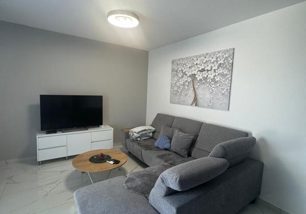 Chorvátsko - Zariadená novostavba so záhradou len 90m od pláže v Privlake