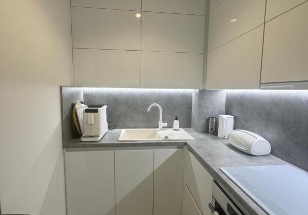 Chorvátsko - Zariadená novostavba so záhradou len 90m od pláže v Privlake