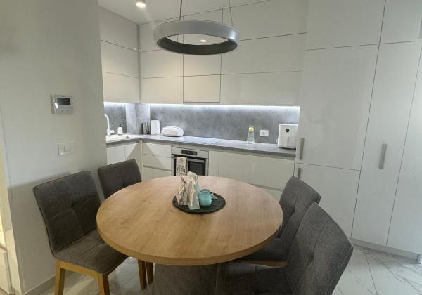 Chorvátsko - Zariadená novostavba so záhradou len 90m od pláže v Privlake