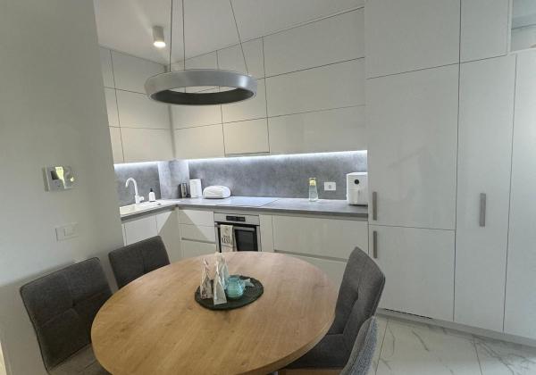 Chorvátsko - Zariadená novostavba so záhradou len 90m od pláže v Privlake