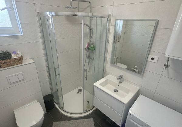 Chorvátsko - Zariadená novostavba so záhradou len 90m od pláže v Privlake