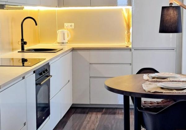 CHORVÁTSKO, OSTROV VIR  NA PREDAJ ŠTÝLOVÝ APARTMÁN S VÝHĽADOM NA MORE