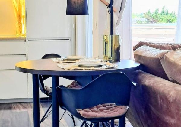 CHORVÁTSKO, OSTROV VIR  NA PREDAJ ŠTÝLOVÝ APARTMÁN S VÝHĽADOM NA MORE