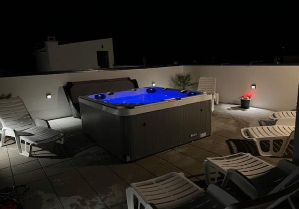 Chorvátsko - Zariadený apartmán so strešnou terasou len 150m od mora