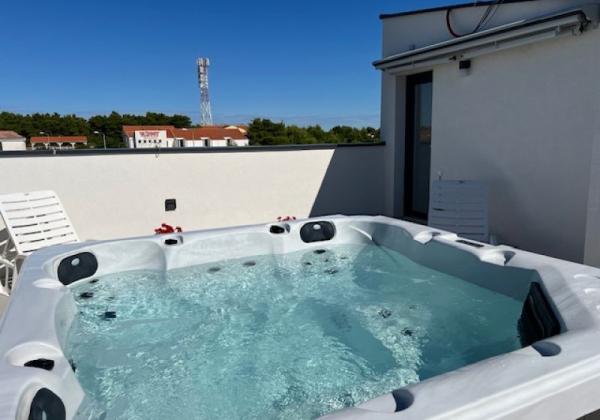 Chorvátsko - Zariadený apartmán so strešnou terasou len 150m od mora