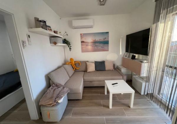 Chorvátsko - Zariadený apartmán so strešnou terasou len 150m od mora