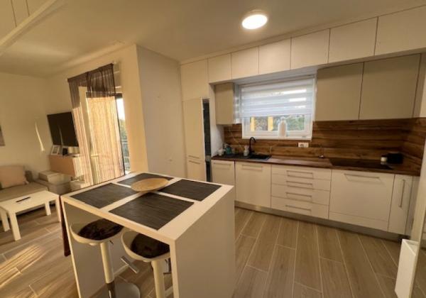 Chorvátsko - Zariadený apartmán so strešnou terasou len 150m od mora