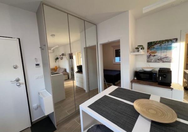 Chorvátsko - Zariadený apartmán so strešnou terasou len 150m od mora