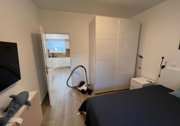 Chorvátsko - Zariadený apartmán so strešnou terasou len 150m od mora