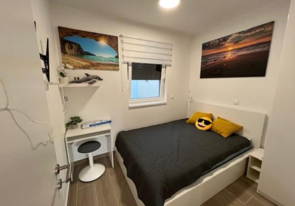 Chorvátsko - Zariadený apartmán so strešnou terasou len 150m od mora