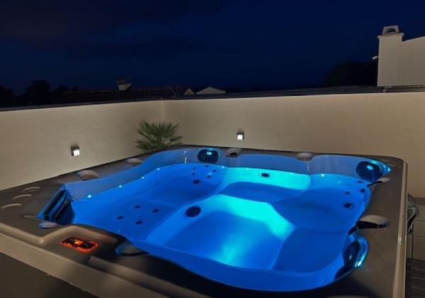 Chorvátsko - Zariadený apartmán so strešnou terasou len 150m od mora