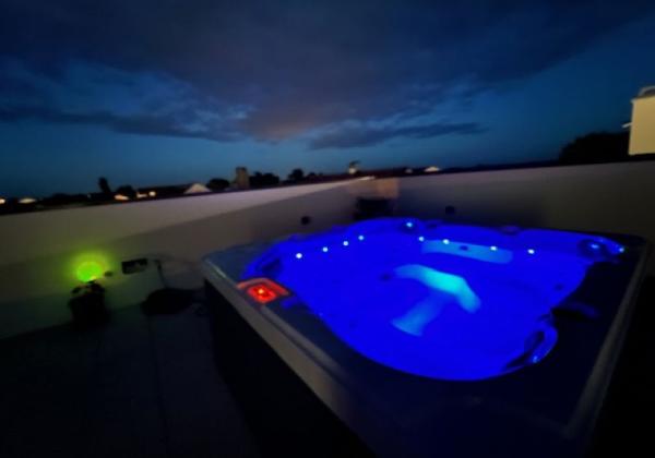 Chorvátsko - Zariadený apartmán so strešnou terasou len 150m od mora