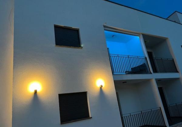 Chorvátsko - Zariadený apartmán so strešnou terasou len 150m od mora