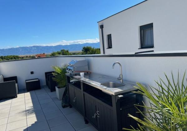 Chorvátsko - Zariadený apartmán so strešnou terasou len 150m od mora