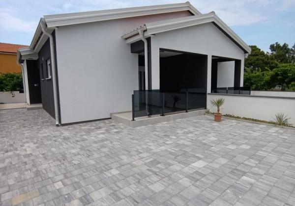 Chorvátsko Novostavba rodinného domu so záhradou na ostrove Vir