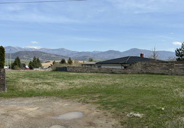 Krásny rovinatý stavebný pozemok v Brezne časť Rovne