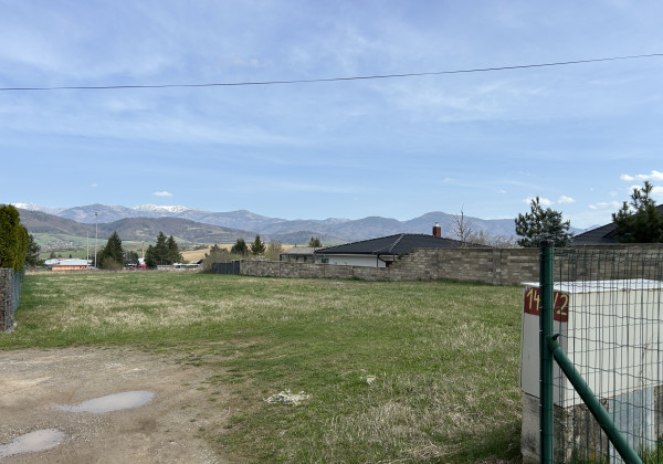 Krásny rovinatý stavebný pozemok v Brezne časť Rovne